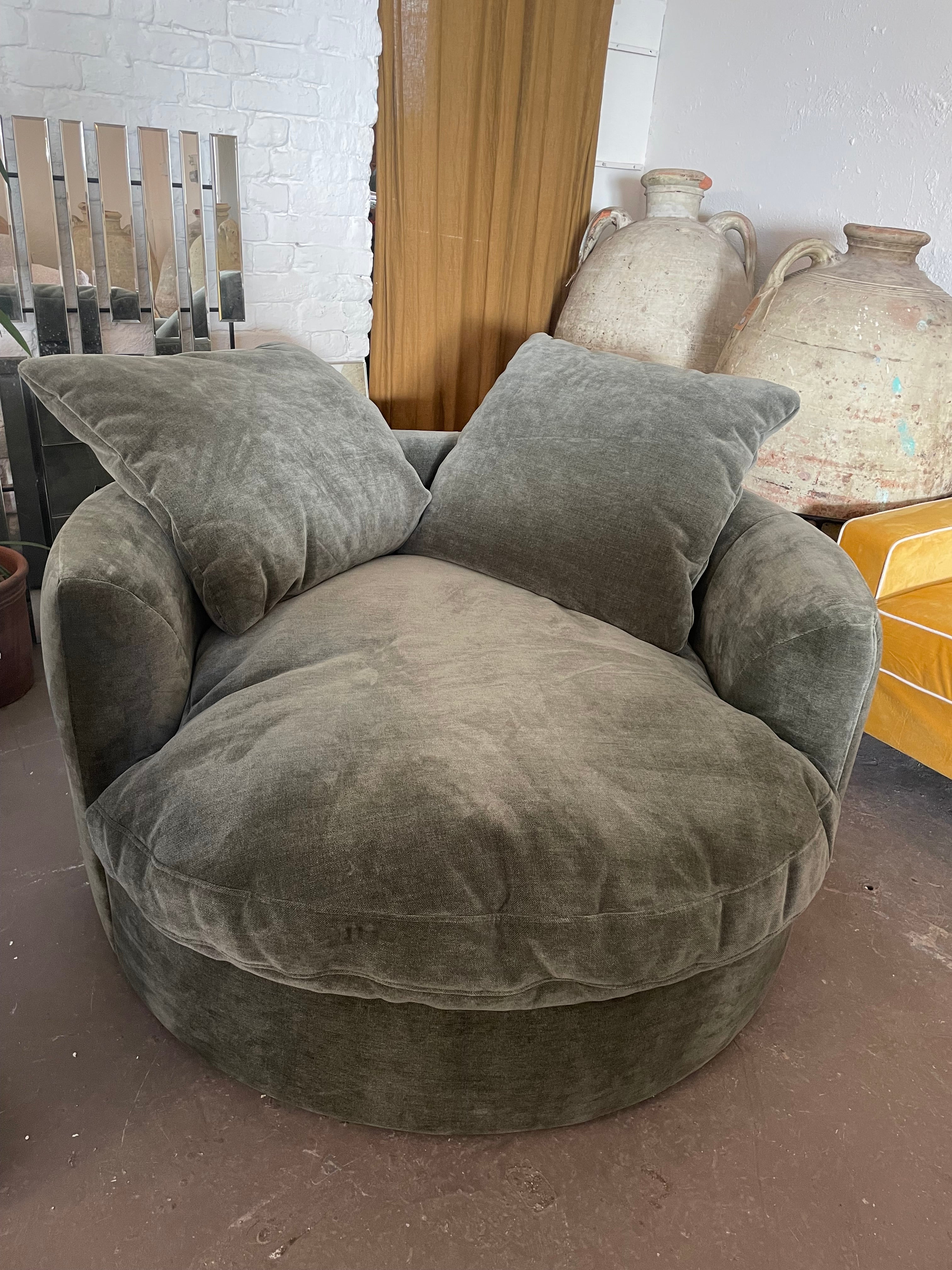 Siren Swivel Loveseat